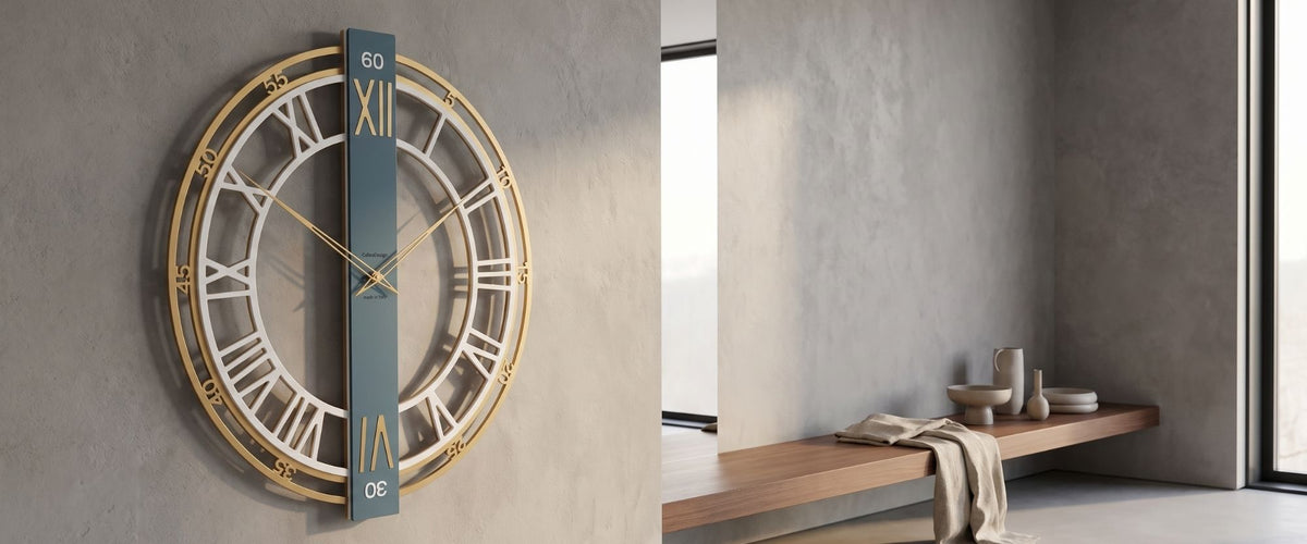 Grande orologio da parete CalleaDesign con numeri dorati su una parete materica in un interno contemporaneo