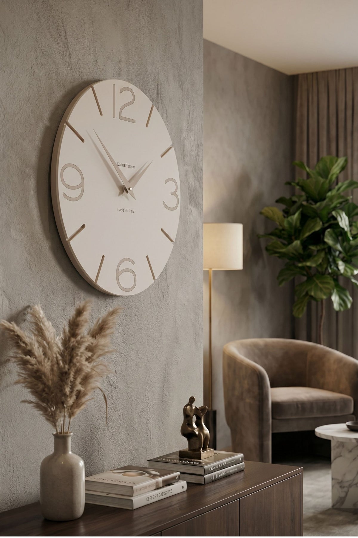 Orologio da parete CalleaDesign Smile finitura Caffelatte in un interno contemporaneo dai toni neutri
