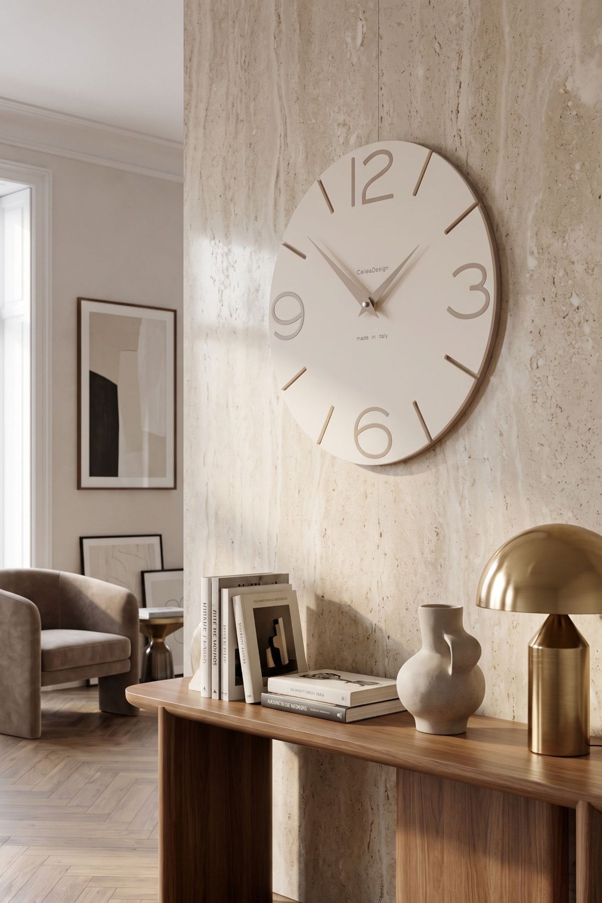 Orologio da parete CalleaDesign Smile in un interno moderno dai toni neutri