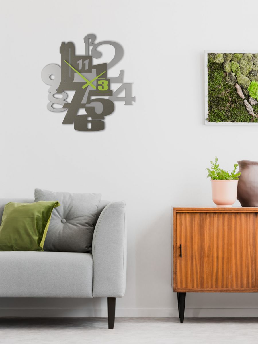 Ambientazione in soggiorno con orologio da parete moderno Kirsten di Callea Design da 60 centimetri