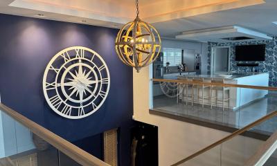 Orologio da Parete di Lusso: Design Italiano per una Casa sul Mare