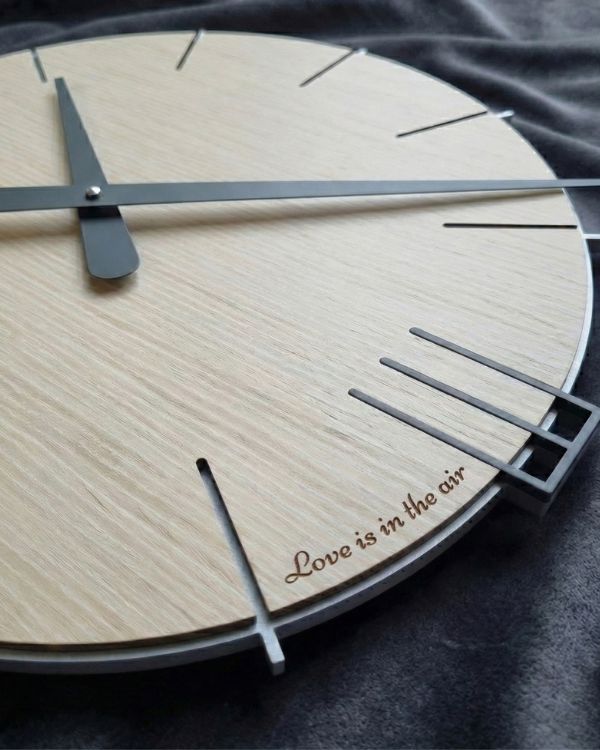 Incisione su orologio da parete Mike